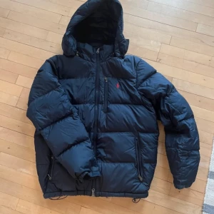 Ralph Lauren jakke - Snygg dunjacka från Ralph Lauren Söker Str. M samma skick och färg Storlek Large Kvitto finns