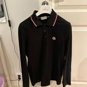 Moncler piké - Moncler piké storlek medium köpt på nk detta året för 3800, använd 2 gånger.