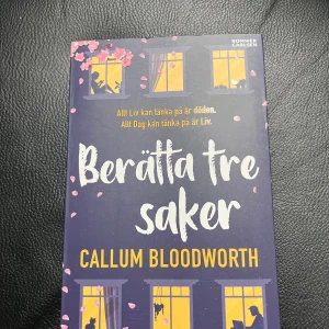Berätta tre saker - En gripande berättelse om kärlek, ensamhet och att hitta sin plats. Perfekt för fans av John Green och Rainbow Rowell. Omslaget är mörkblått med silhuetter i fönster och rosa blomblad som faller. Den är ny, då jag aldrig har läst den. Fick den som present men är inte så intresserad av böcker, så den behöver en ny ägare.