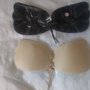 Klister-push up bh:ar - Säljer två st klister BH:ar, en svart och en beige, dem är nya och oanvända och oöppnade! Storleken är C, passar nästan alla ändå! Säljer båda två för 50kr + frakt eller en för 30kr + frakt!