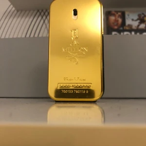 1 million elixir parfym - Hej! Säljer denna 1 million elixir. Den rymmer 50ml men det är ca 35 ml kvar. Den luktar riktigt gott men jag har köpt en ny parfym. Det är bara och skriva om du undrar något!😊