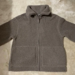 Brun jacka i pilé  - Helt ny, med etikett   Storlek S  Skriv gärna vid frågor eller intresse
