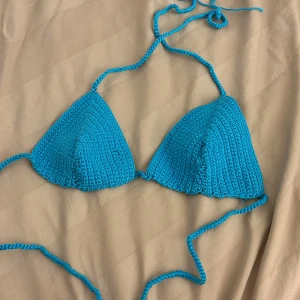 Virkad bikini topp - Själv virkad bikini topp i jätte snygg färg. Aldrig använd. Passar för S och Xs