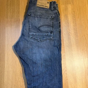 Mörkgråa g star raw jeans - Säljer dem här g star jeansen i en riktigt snygg tvätt. Jeansen är använda bara ett fåtal gånger så dem är i väldigt bra skick! Storleken är 30/32 och passformen är regular straight.