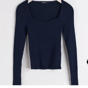 Gina tricot tröja - Köpte denna fin toppen här på Plick va tyvärr för kort för mig 🤗 (bilder från förra ägaren) 