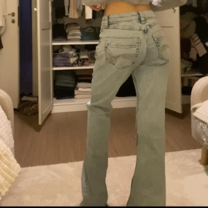 Ljusblå bootcut jeans - Säljer ett par ljusblå bootcut jeans i mycket bra skick. De är lågmidjade och har en snygg tvätt med klassiska femficksdetaljer. De är i bootcut, helt nya. 