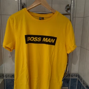 Boss man t-shirt - Bra skick. Storlek: M men rätt så liten i storlek. 