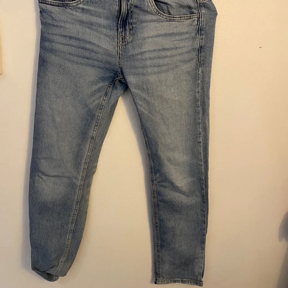 Säljer ett par snygga blå jeans från Lindex i storlek EUR 158. De har en klassisk femficksdesign och en bekväm passform. Perfekta för vardagsbruk och kan matchas med nästan vad som helst. Modellen heter Staffan och byxorna är i bra skick 9/10.  Nypris 450‼️. Jeans & Byxor.