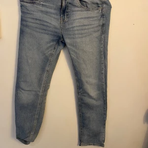 Blå jeans från Lindex - Säljer ett par snygga blå jeans från Lindex i storlek EUR 158. De har en klassisk femficksdesign och en bekväm passform. Perfekta för vardagsbruk och kan matchas med nästan vad som helst. Modellen heter Staffan och byxorna är i bra skick 9/10.  Nypris 450‼️