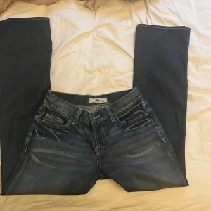 Jeans - Snygga jeans som är bootcut och passar till allt.