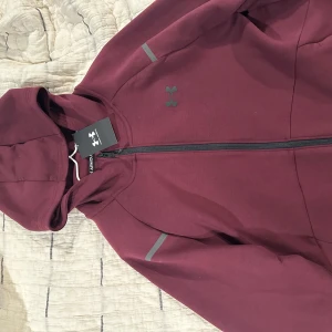 Under armour hoddie  - Helt ny under armour hoddie från affär  med prislappen kvar. Den är i storlek M köptes för 1100kr  Väldigt eftertraktad tröja! 