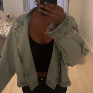 Ljusblå jeansjacka - Säljer en snygg ljusblå jeansjacka i oversized stil. långa ärmar och en klassisk krage. Jackan är i bra skick! Men kommer tyvär inye till användning. Pris kan diskuteras 