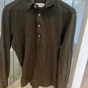 Grön  långärmad pikétröja från John Henric - Säljer en stilren grön långärmad pikétröja från John Henric. Perfekt för både vardag och lite finare tillfällen. Tröjan har knappar framtill och en klassisk krage. Passar bra till höst och vår. Skicka ett meddelande vid intresse!