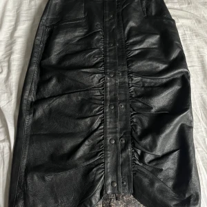 Skinnkjol - Skinnkjol. Knappar.