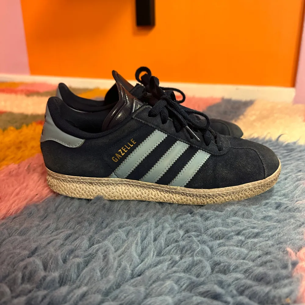 Mörkblåa Gazelle från Adidas i storlek 36 Supersnygga men är lite för små för mej.  Lite skavd i hälen på insidan ( se bild )   Köparen står för frakten. . Skor.