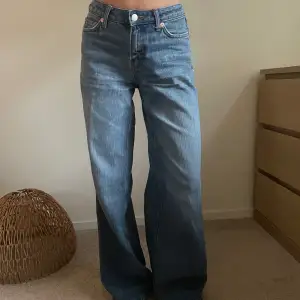 Low waisted jeans från weekday i färgen blå. Byxorna är använda i gott skick och har inga märkbara fel förutom ett litet håll längst ner på byxorna vid sömmen. (Skickar bild vid intresse) 