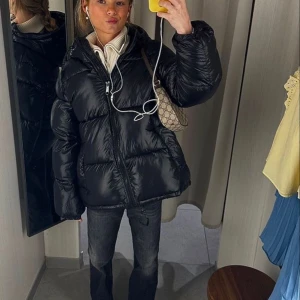 Svart puffar vinterjacka  - Svart puffar vinterjacka från Hm i storlek M, köpte förra vintern och använde den då men den är i väldigt bra skick. Skriv privat för fler bilder❤️