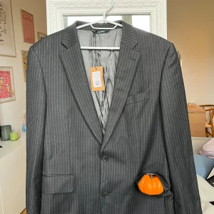 Riley Black Kavaj – Tailored Fit, Helt Ny! - Nypris: 1 500 kr  Snygg kostymjacka i grått med vita ränder. Jackan har en tailored passform och är perfekt för både vardag och fest. 