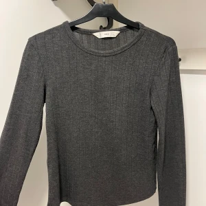 Basic topp från Mango - Mycket bra skick! Stretchig och bekväm. 