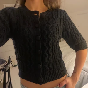 Kofta - Sååå fin kofta från zara, köpt i somras. Den är mörkblå med ser svart ut🌸🙌🏽🙌🏽