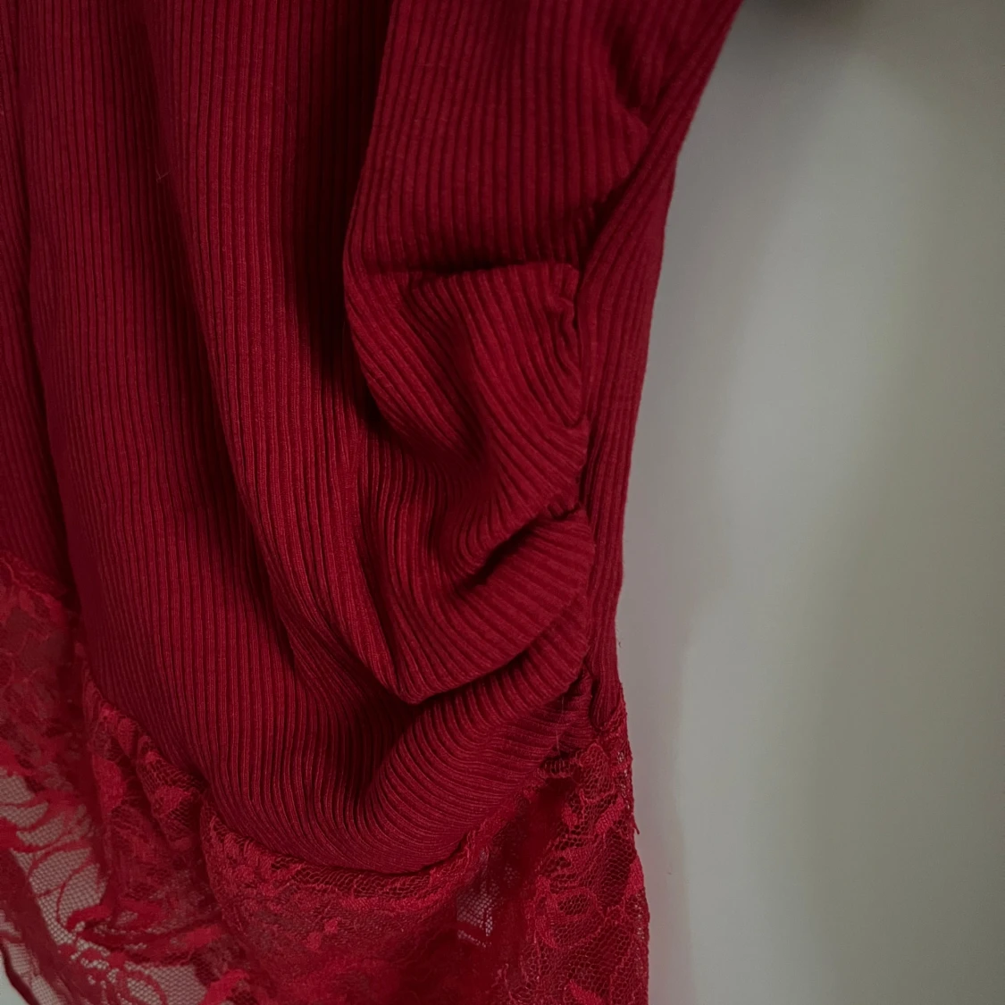 Röd långärmad tröja med spets - 91