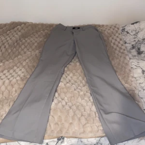 Kostymbyxor  - Säljer nu dessa gråa kostymbyxor från Bikbok då de ej passar mig längre. Jättefina och utsvängda längre ner i benen, har ”fakeficka” där bak men vanliga fickor fram. Storlek 36 (S)! Säljs för 80kr😊💕