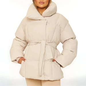 Jacka - En beige vinterjacka, aldrig använt! Ordinarie pris 1350kr För fler bilder och prisförslag skriv privat!