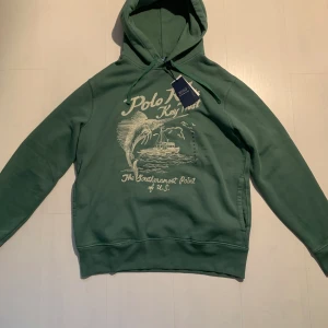 Ralph Lauren hoodie ( helt ny ) - Säljer nu denna gröna hoodie från Ralph Lauren. Den är i storlek M och tags sitter kvar. Priset kan diskuteras vid snabb affär 