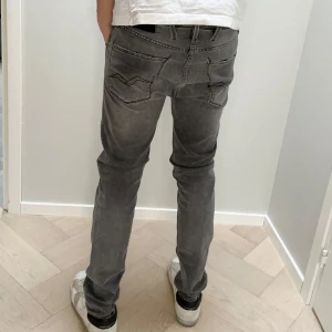 Replay anbass jeans - // Replay Anbass Jeans | Storlek: W29 L32 | Nypris runt 1800kr | Färg: Grå | Hör av dig vid intresse eller andra funderingar//