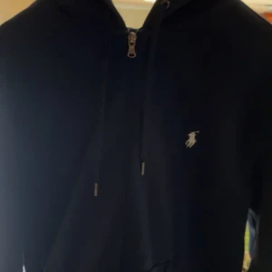 Zip från Ralph Lauren - Säljer en zip från Ralph Lauren med dragkedja och det klassiska logotypbroderiet på bröstet. 9/10 skick därför lågt pris. Storlek M men passar S bättre