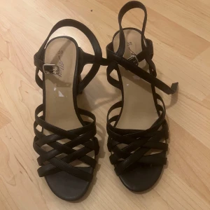 Svarta klackar - Aldrig använda storlek 38 men passar 37