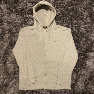 Lee Grå Zip Up Hoodie - Lee Grå Zip Up Hoodie | Skick 10/10 | Storlek M | Skicka frågor vid funderingar | Köpare står för frakten