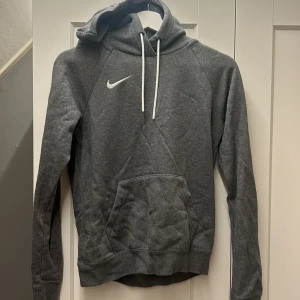 Grå Nike hoodie  - Grå Nike hoodie i storlek XS endast testad på 
