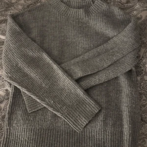 Stickad tröja  - Säljer denna stickade tröja från H&M. Den är i bra skicka men minns inte hur mycket jag köpte den för. Förlåt för det dåliga ljuset, jag kan skicka bättre bilder om ni ber mig!!💗 lite stor i storleken