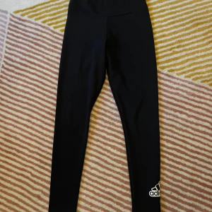 Träningstights från Adidas - Svarta träningstights från Adidas