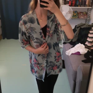Strandtröja - Säljer denna tröja/kofta som är perfekt för stranden!!! 🌺💗Jätte tunn och luftig som jag använt till semestrar. Passar även xxs, xs och s! Tröjan har papegojor 🦜och olika blad 🌱som motiv. Kontakta vid frågor eller vid intresse!🥰 Fint skick, kan sänka 