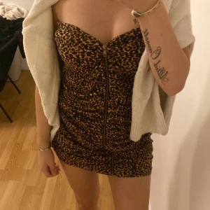 Leopard klänning  - Leopard mönster, skönt material. Knappt använd 
