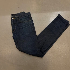 Apc jeans strl 31 - Säljer dessa snygga jeans från A.P.C, De är i bra skick inga tecken på att dom har varit använda 