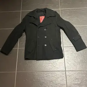 Perfekt jacka till höst/vinter. Dubbelknäppt kort rock/Skepparkavaj från Jack & Jones Storlek:m