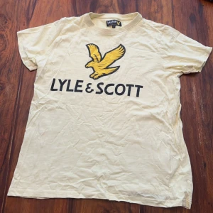 Lyle & Scott T-Shirt - Bra skicka, säljer då ja inte använder längre.