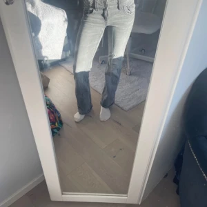 Lågmidjade jeans  - Säljer dessa snygga jeans för 300kr, köpta för 349kr. Aldrig använda. Säljer pga dom är för korta.