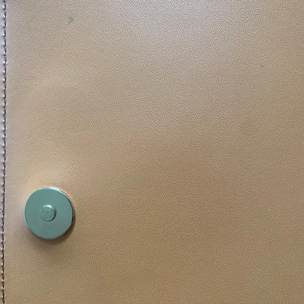 Logo crossbody i brun och orange färg med en inneväska som man kan ta ur. Väldigt fin och sparsamt använd. Litet märke vid knappen på insidan (se bild). Laukut & Käsilaukut.