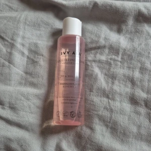 Toner - Toner från ivy aïa, ett bra, parfymfritt märke som gör hyn len och mjuk. Jag har massor av detta märket och fler toners också därför jag säljer! Köpte för 80 kr men säljer för 25 kr!