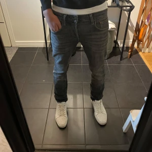 Jack and Jones jeans - Jag säljer mina Jack and Jones jeans för 400kr dem är ny skick kanske andvändade 2-4 gånger storlek 28/34 skriv om du har funderingar