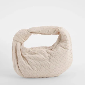 Väska - Säljer denna väska från bohoo! Super fin och helt oanvänd! Lappar finns kvar! Hann köpa en annan väska innan jag fick hem denna❤️