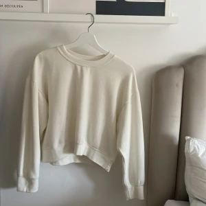Sweatshirt från Zara - Fint skick! Den är krämvit.