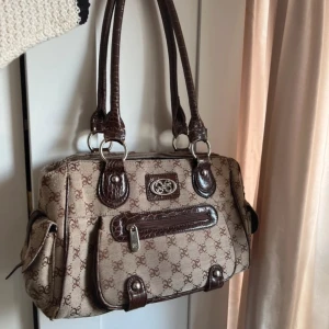 G väska  - Jättevacker vintage G väska. Den har varit älskad och har troligtvis några år på nacken. Köpt på second hand. Misstänker att det är från märket Giessi. Kom privat för bilder på de slitage som finns! Den är fortfarande vacker i sin helhet i mina ögon💞