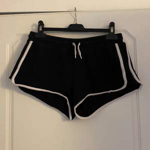 Säljer mjukisshorts från H&M. Använd mycket men bra slick. Mysiga