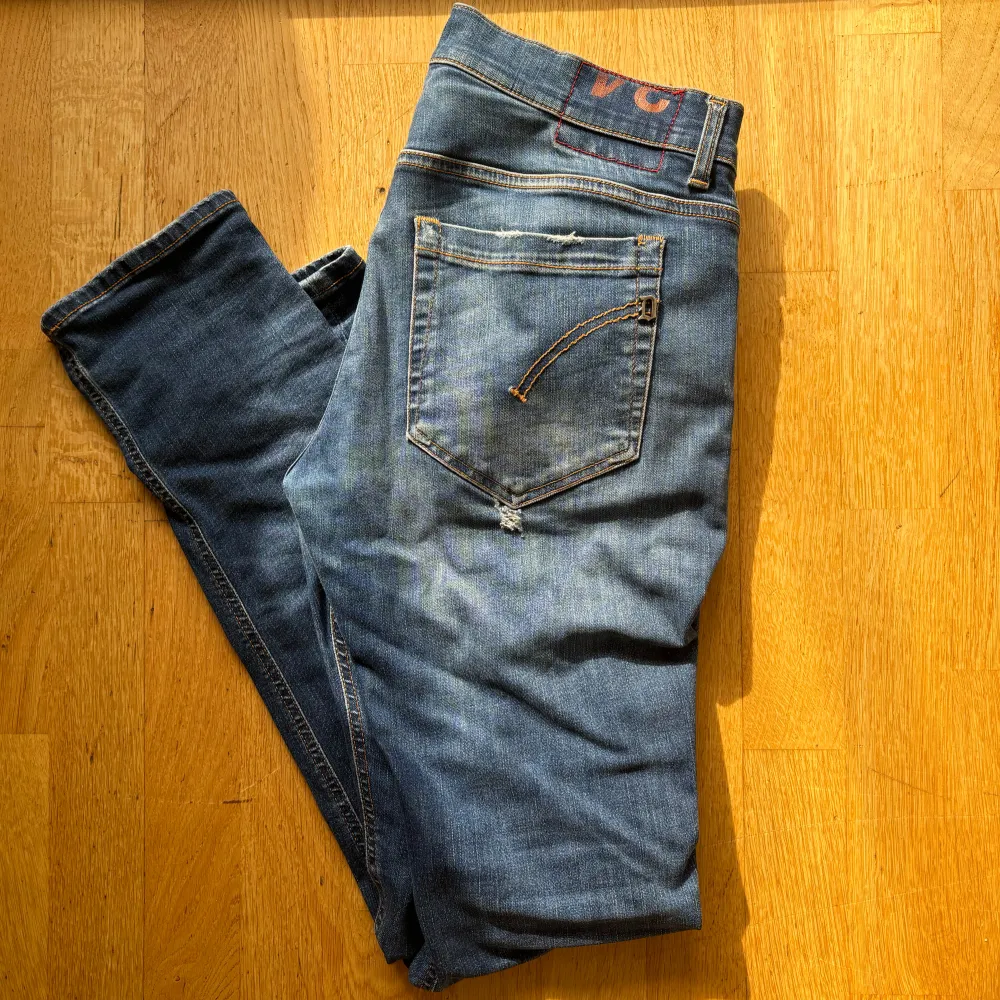 Säljer ett par populära jeans från märket dondup i den eftertraktade modellen George i strålande skick. Passar dig som är runt 175-185!. Jeans & Byxor.