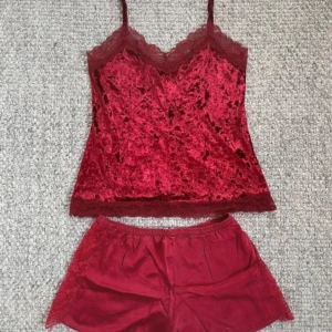 Röd pyjamas intimissimi - Säljer jättefin röd pyjamas från Intimissimi❤️ jättefint skick knappt använt. Båda delarna köptes för 900, men säljer tillsammans för 399!🥰 passar S och XS